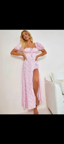Vestido Feminino com Manga Bufante, Fenda Alta e Estampa Floral.
