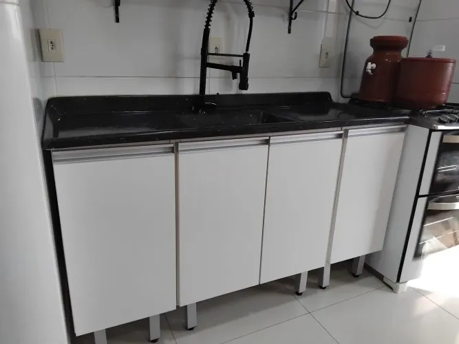 Gabinete de Cozinha Completo 1,50 m com Pia Marmorizada e Torneira Gourmet