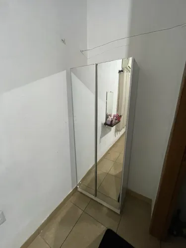 Armário multiuso com espelho