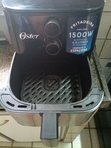 Vendo fritadeira (Air Fray) marca Oster, 4,6 litros, 220w. Fone para contato *