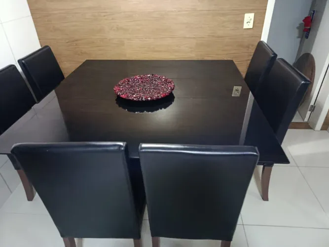 Mesa de jantar quadrada com 6 cadeiras