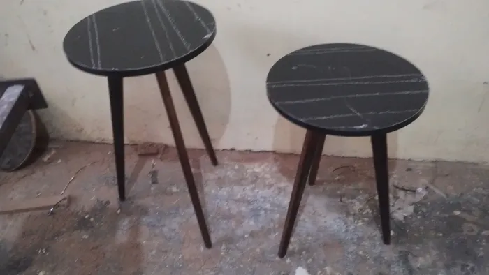 vendo lindas mesinhas de canto 40 reais cada