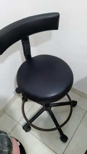 Mocho com descanso dos pés 