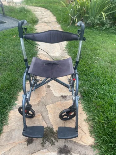 Cadeira de Rodas Dobrável de Alumínio super leve e pouco usada.
