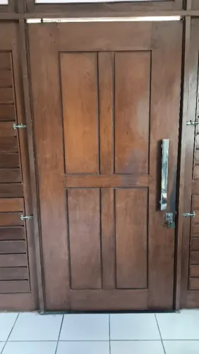 Porta em madeira 1,00×2,10 com puxador , só a porta do meio R$ 1.200,00