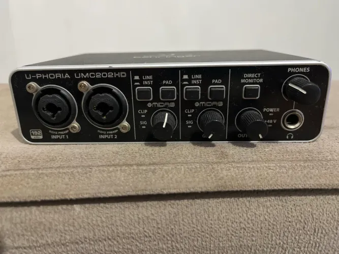Vendo placa de áudio UMC202HD behringer