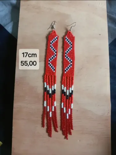 Brincos vermelhos de miçangas