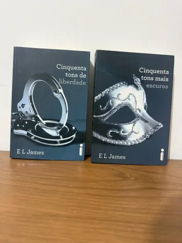 Livros cinquenta tons mais escuro e cinquenta tons de liberdade 