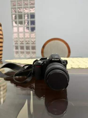 Câmera DSLR Nikon D3100 com lente
