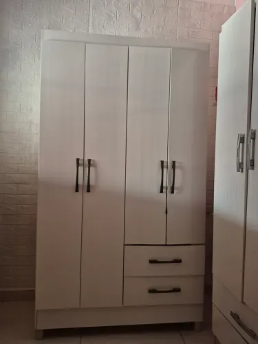 VENDE-SE 2 GUARDA ROUPAS E UMA CÔMODA