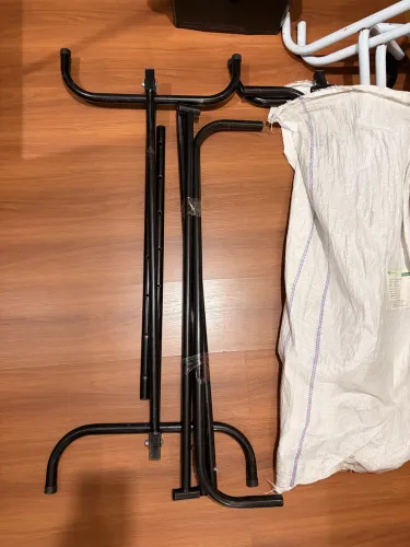 Arara de roupas preta dobrável