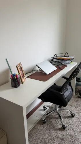 Mesa/Bancada com cadeira de escritório