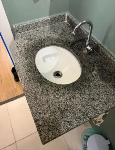 Pia mais balcão de banheiro