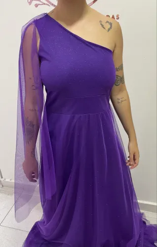 Vestido púrpura de tule brilhoso 
