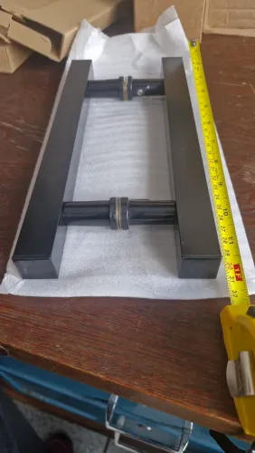 Puxador em alumínio pintado em preto para porta de vidro