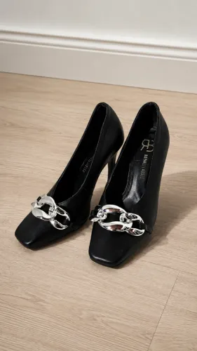 Scarpin preto Raphaella Booz com detalhe metálico prata tamanho 35