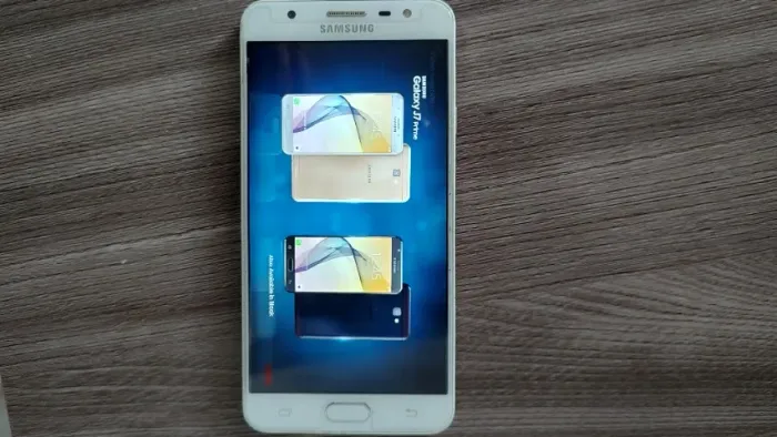 Vendo celular J7 Prime semi-novo.