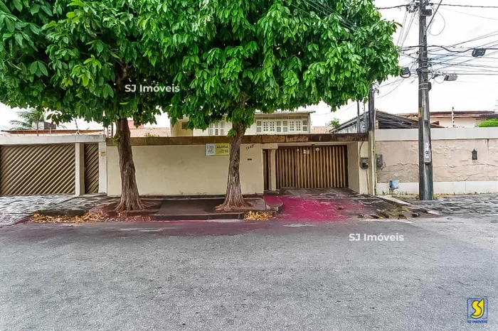 Casa duplex com 10 salas e amplo quintal na Cidade dos Funcionários