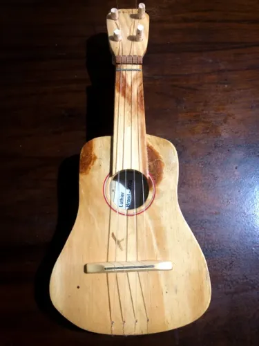 Brinquedo musical : "mini cavaquinho", linha ecológica, cor natural