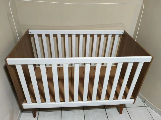 Berço Infantil em MDF Branco e Amadeirado - Ótimo Estado