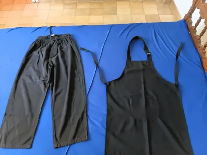 Kit Trabalho (Avental Preto tamanho único  + Calça Preta tamanho GG) com  pouco uso!