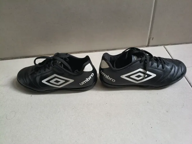 Chuteira umbro infantil