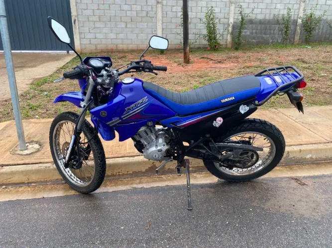 Vendo Yamaha XTZ 125 na cor azul, muito bem cuidada, pronta pra uso