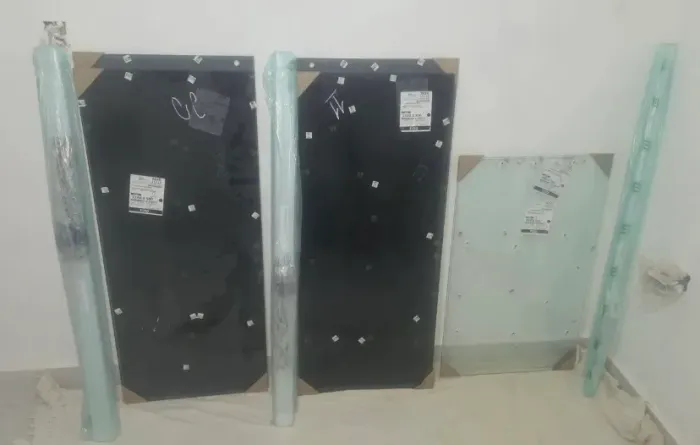 Duas janelas de vidro fumê + um fechamento de pia em vidro