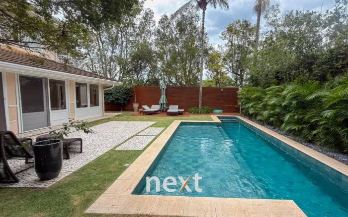 Casa em condominio fechado no Gramado,com 3 suítes e ampla.