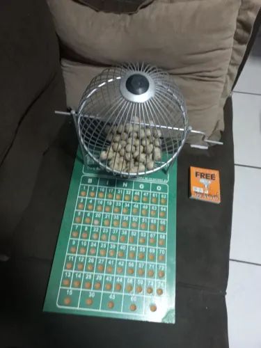 conjunto jogo de bingo profissional da marca três Reis número 3 75 bolinhas
