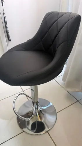 Banqueta giratória Keva com assento estofado em couro sintético preto e estrutura de aço 