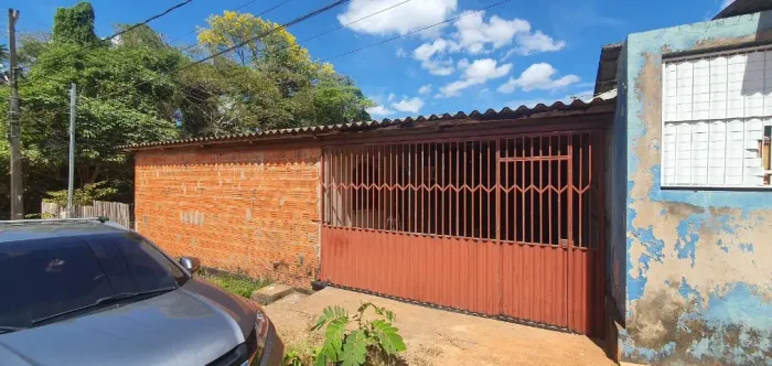 Aluga-se Casa de 3 QT bem localizada