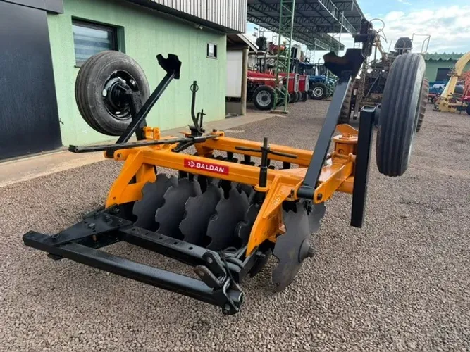 Grade Aradora Baldan 14 Discos c/ Pneus