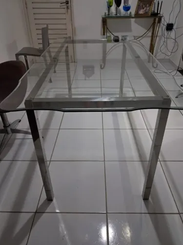 Mesa de jantar - tampo de vidro trabalhado e base em inox.