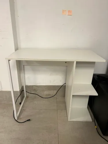Mesa de mdf branca com prateleira