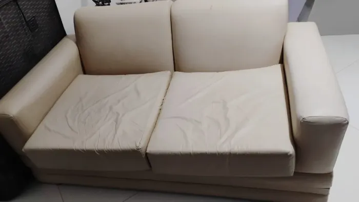 Sofá 2 lugares bege em couro