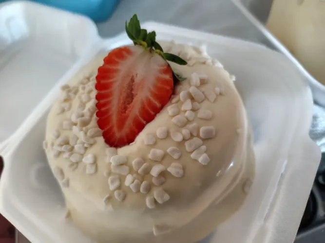 Mini bolos vulcão de ninho com morango ?