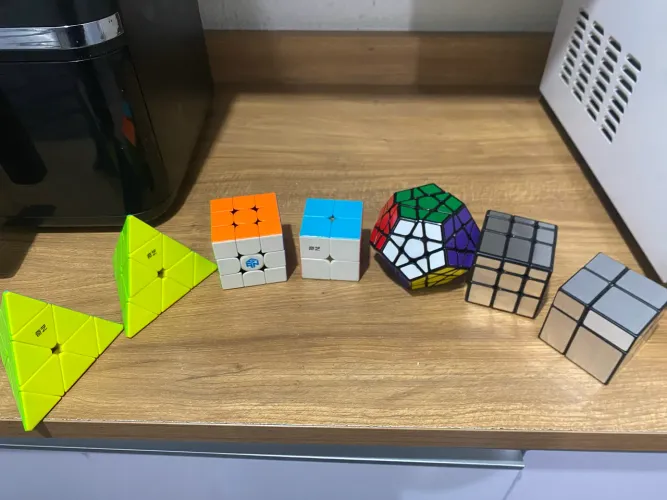Kit com 7 cubos mágicos profissionais (preço aberto para negociação)