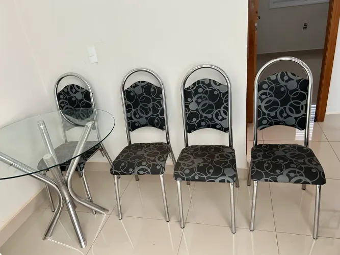 Mesa de vidro com 4 cadeiras 