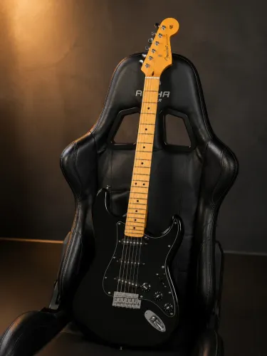 Fender Stratocaster Japan (MIJ) Black on Black | Escala Maple | Gotoh