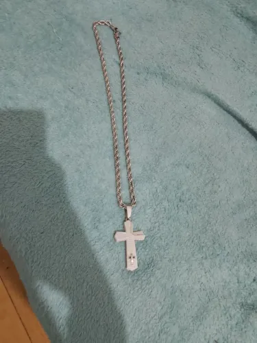 Vendo corrente com crucifixo, não e original.