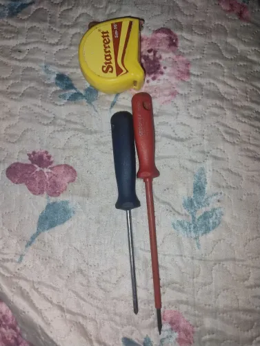Vende-se kit com trena scarrret 5 metros e 2 chaves Gedore