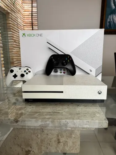 Xbox One S 1TB + 2 controles