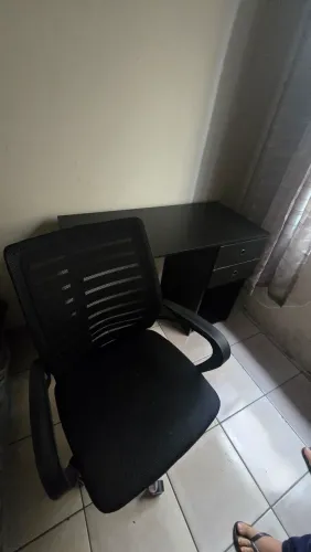 Vendo mesa de escritório com cadeira giratória