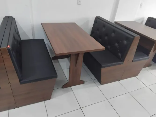 Mesas e sofas booths