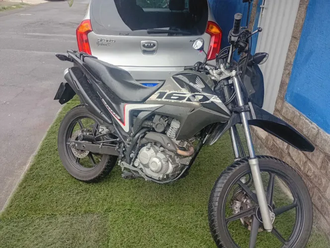 Moto com rodas de liga leve scub impecável 