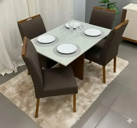 Mesa de jantar Premium com tampo de vidro e cadeiras de madeira maciça