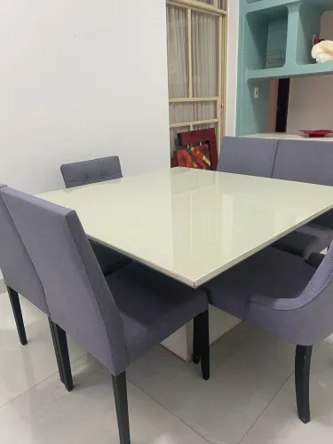 Mesa com 6 cadeiras estofadas