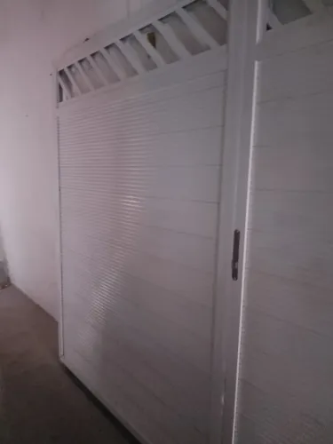 Vende-se um portao de alumínio de garragem e uma grade de janela em otimas condições 