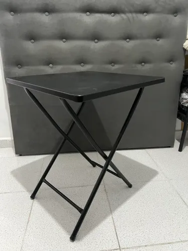 Mesa preta retrátil